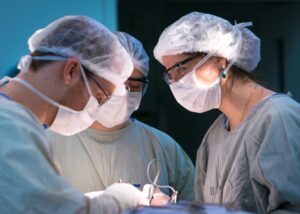 Veja como conseguir indenização por negativa de cobertura de cirurgia segundo a legislação brasileira