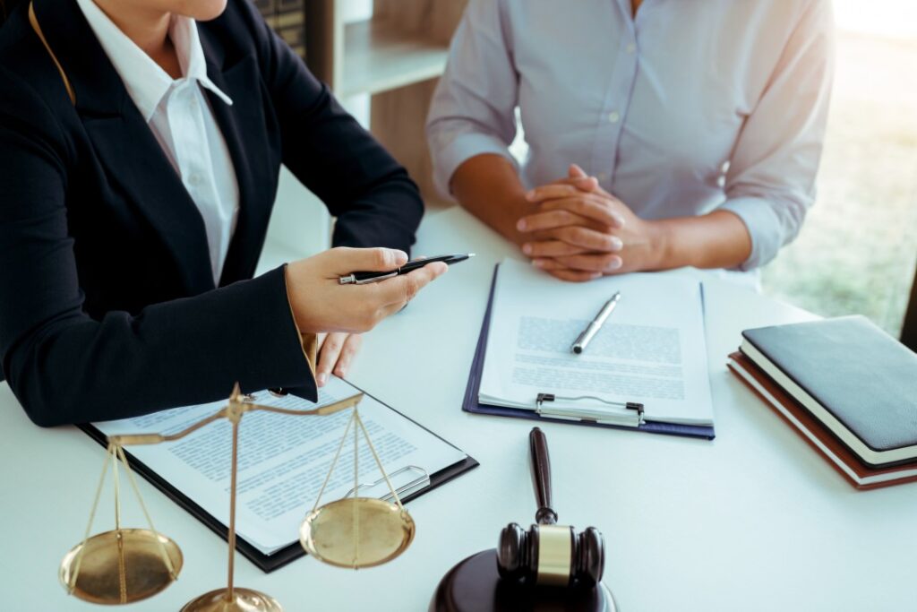 A importância da assessoria jurídica no ramo empresarial - advogada assessorando cliente