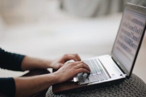 uso indevido de marca registrada - pessoa usando notebook