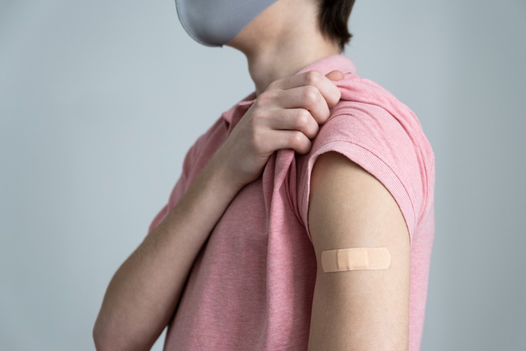 quem não tomar vacina pode ser demitido por justa causa - homem levantando a manga da camiseta após tomar vacina